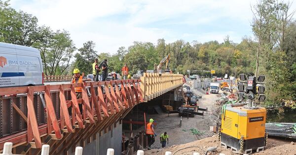 Die Brücke steht schon, derzeit wird an den Übergängen gearbeitet.