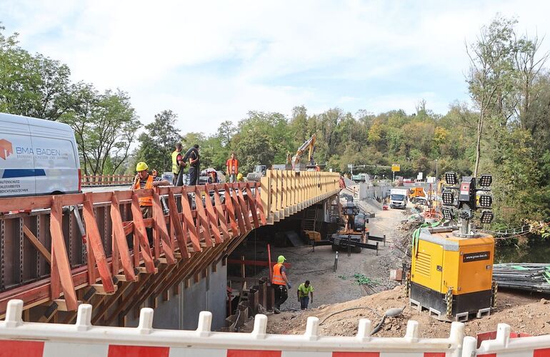 Die Brücke steht schon, derzeit wird an den Übergängen gearbeitet.
