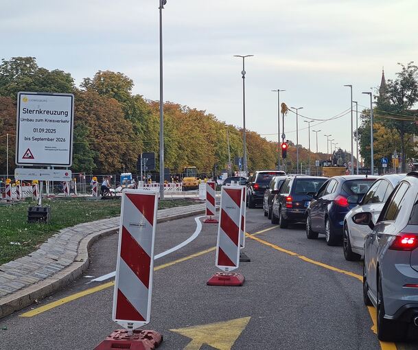 Kurze Zeit wurde gekreiselt, nun regieren wieder die Ampeln. Das Schild übrigens ist längst überholt: Erst Anfang November soll freie Fahrt herrschen.