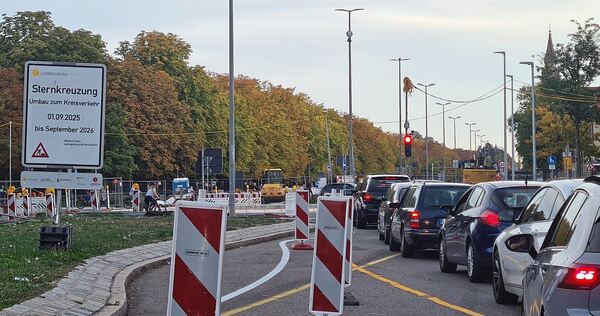 Kurze Zeit wurde gekreiselt, nun regieren wieder die Ampeln. Das Schild übrigens ist längst überholt: Erst Anfang November soll freie Fahrt herrschen.