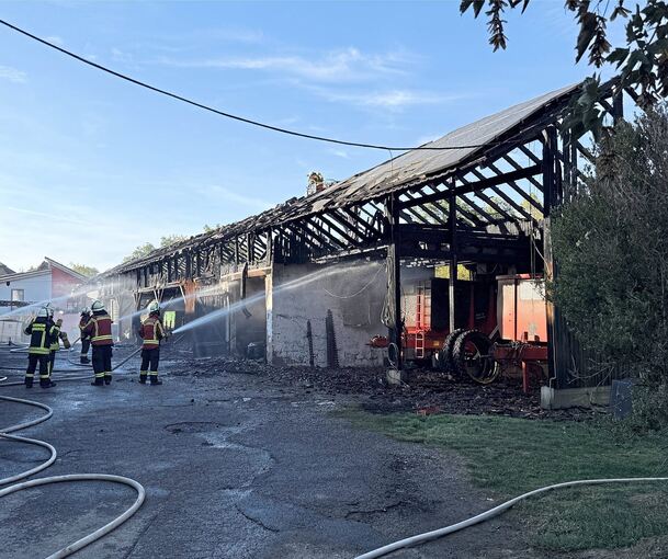 Ein Opfer der Flammen: Die ausgebrannte Scheune auf dem landwirtschaftlichen Gehöft in der Nähe des Oberriexinger Friedhofs.