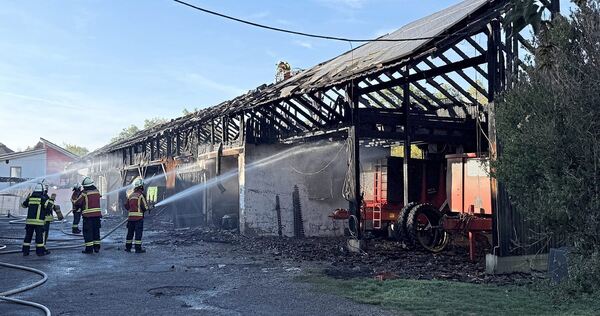 Ein Opfer der Flammen: Die ausgebrannte Scheune auf dem landwirtschaftlichen Gehöft in der Nähe des Oberriexinger Friedhofs.