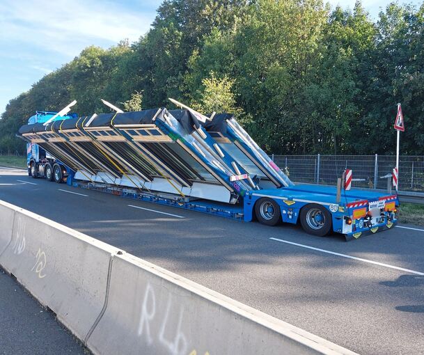 Ein Schwertransport behindert in Ludwigsburg den Verkehr. Ein Schwertransport behindert in Ludwigsburg den Verkehr.