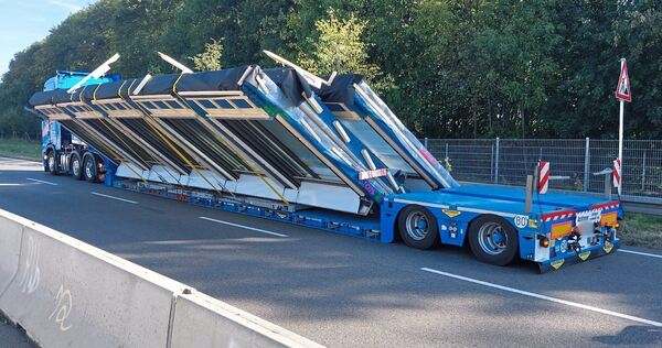 Ein Schwertransport behindert in Ludwigsburg den Verkehr.