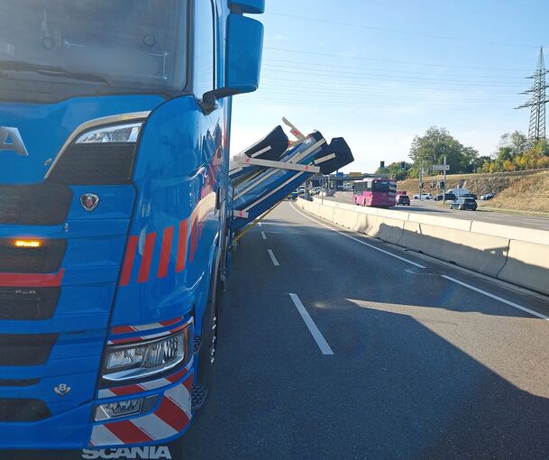 Der Spezialauflieger ragt weit in die Fahrbahn hinein. Der Spezialauflieger ragt weit in die Fahrbahn hinein.