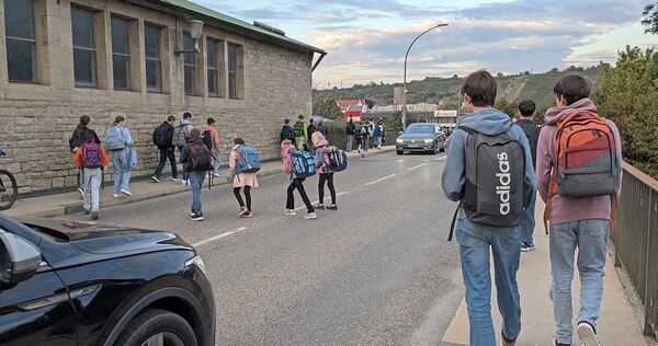 Für mehr Sicherheit für Schüler auf der Neckarbrücke sorgt das Landratsamt.
