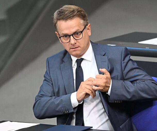 Dürfte erstmal froh sein, dass der erste Teil der Pflegereform auf den Weg gebracht ist: Gesundheitsminister Carsten Linnemann (CDU). Eine Expertenkommission soll jetzt Vorschläge für den zweiten Teil machen.
