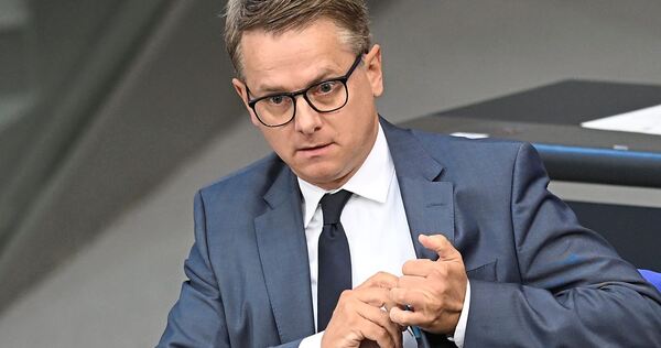 Dürfte erstmal froh sein, dass der erste Teil der Pflegereform auf den Weg gebracht ist: Gesundheitsminister Carsten Linnemann (CDU). Eine Expertenkommission soll jetzt Vorschläge für den zweiten Teil machen.