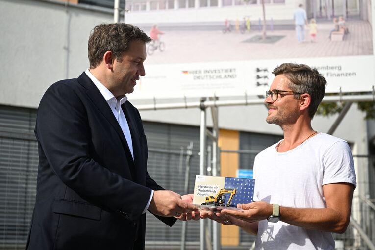 Finanzminister Klingbeil besucht Zukunftsprojekte in Deutschland Finanzminister Klingbeil besucht Zukunftsprojekte in Deutschland