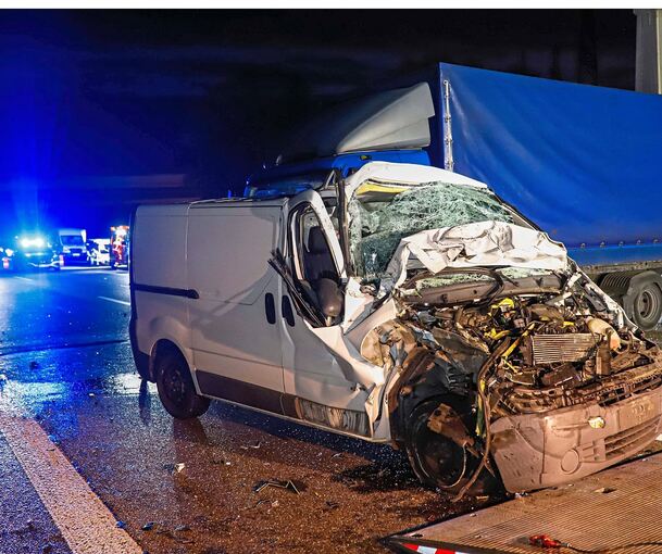 Ein Transporter ist auf der Autobahn in einen Lastwagen gekracht. Ein Transporter ist auf der Autobahn in einen Lastwagen gekracht.