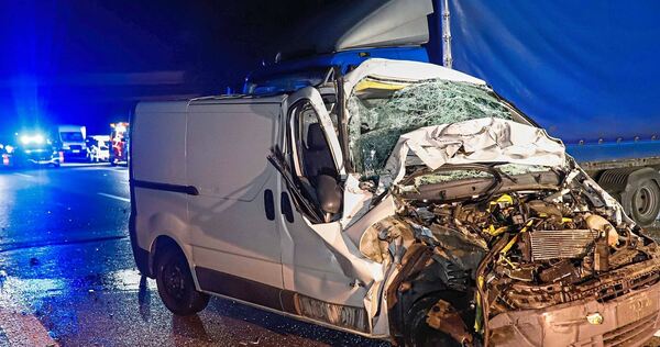 Ein Transporter ist auf der Autobahn in einen Lastwagen gekracht.