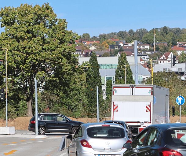 Absperrungen auf dem frisch sanierten Teil der B27 verhindern nun, dass man nach links auf die Auwiesenbrücke abbiegen kann.