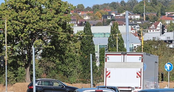 Absperrungen auf dem frisch sanierten Teil der B27 verhindern nun, dass man nach links auf die Auwiesenbrücke abbiegen kann.