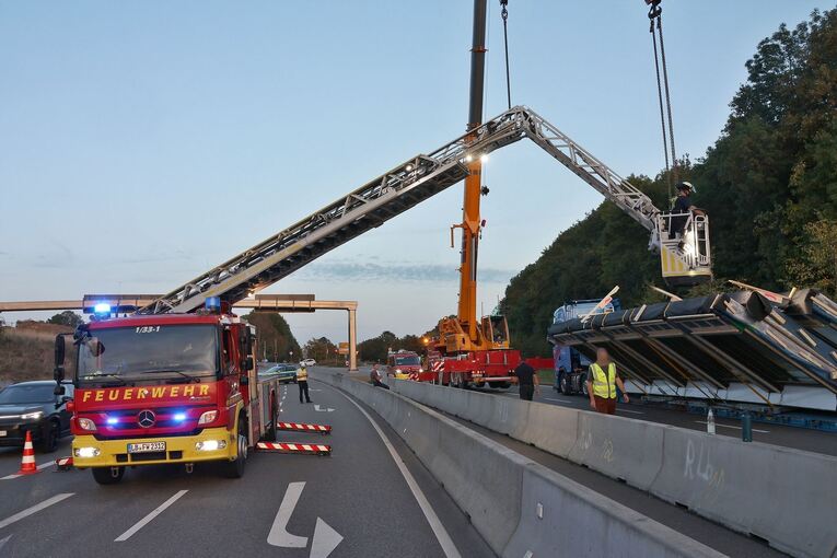 Fertighaus-Ladung verrutscht – Landstraße stundenlang dicht