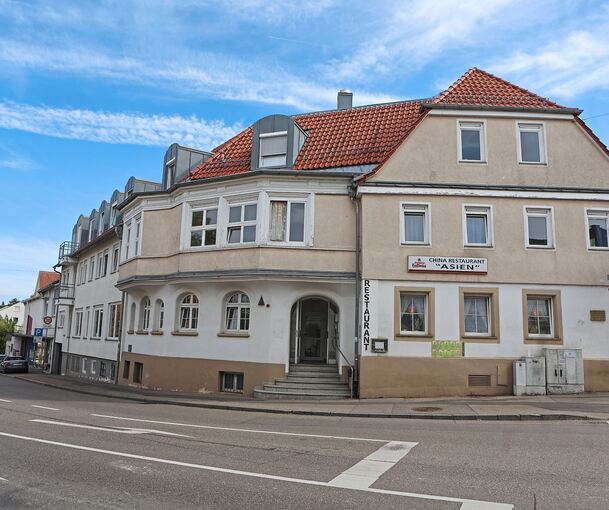Das frühere Art Hotel liegt prägnant an der Kreuzung, von der auch die Fußgängerzone abgeht. Gegenüber befindet sich der Drogeriemarkt Müller.