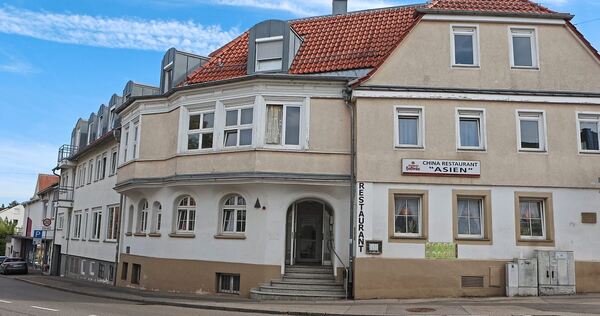 Das frühere Art Hotel liegt prägnant an der Kreuzung, von der auch die Fußgängerzone abgeht. Gegenüber befindet sich der Drogeriemarkt Müller.
