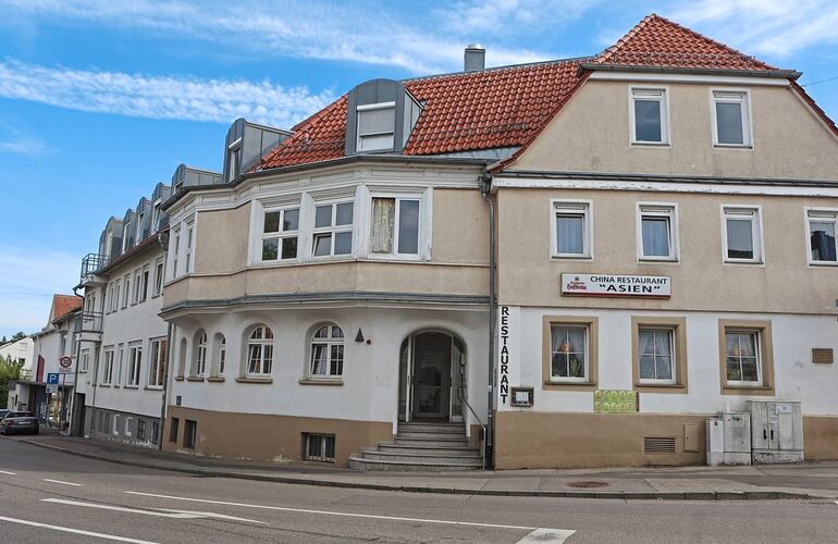Das frühere Art Hotel liegt prägnant an der Kreuzung, von der auch die Fußgängerzone abgeht. Gegenüber befindet sich der Drogeriemarkt Müller.