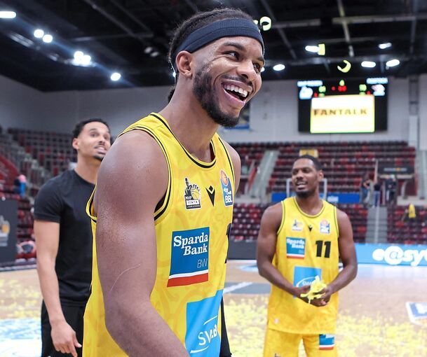 Gut gelaunt im Riesen-Trikot: Justin Kier.