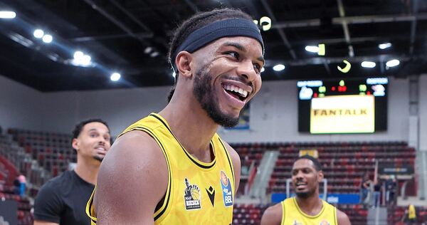 Gut gelaunt im Riesen-Trikot: Justin Kier.