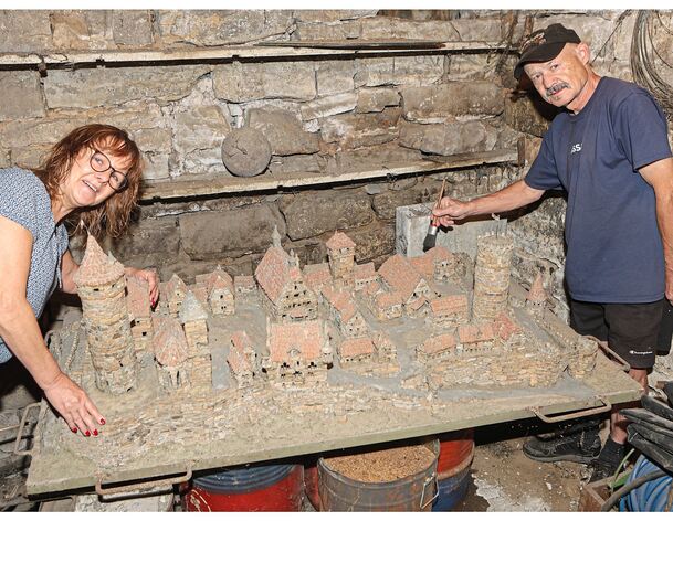 Conni Sieg und Klaus Steng mit dem Altstadt-Modell ihres Vaters, das über 100 Kilogramm wiegt.