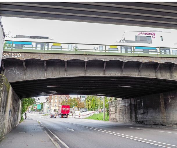 Diese Brücke beim Feuerbacher Bahnhof (links außerhalb des Bildes) muss ersetzt werden.