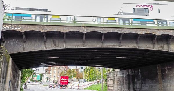 Diese Brücke beim Feuerbacher Bahnhof (links außerhalb des Bildes) muss ersetzt werden.