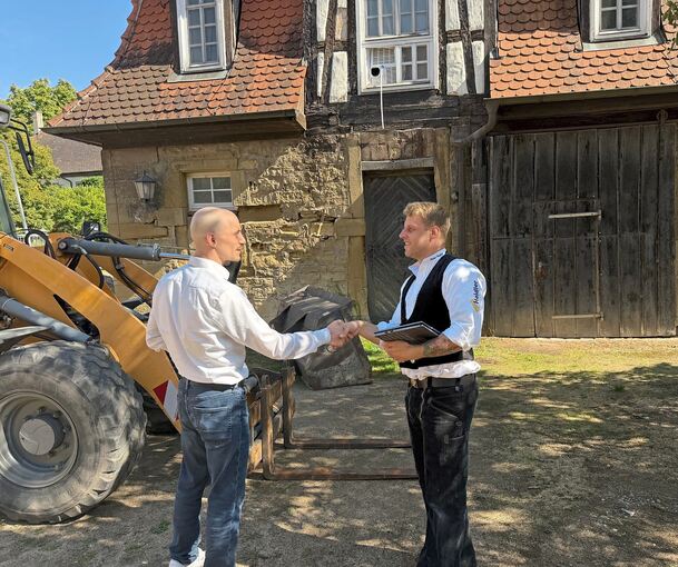 Dennis Heidler (rechts) im Gespräch mit Marco Schwarz von Informatikwerk (Ludwigsburg): Der Zimmerermeister automatisiert seinen Betrieb mithilfe von KI, um produktiver zu werden.