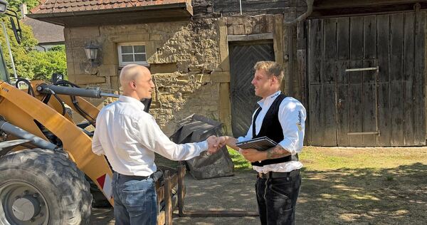 Dennis Heidler (rechts) im Gespräch mit Marco Schwarz von Informatikwerk (Ludwigsburg): Der Zimmerermeister automatisiert seinen Betrieb mithilfe von KI, um produktiver zu werden.