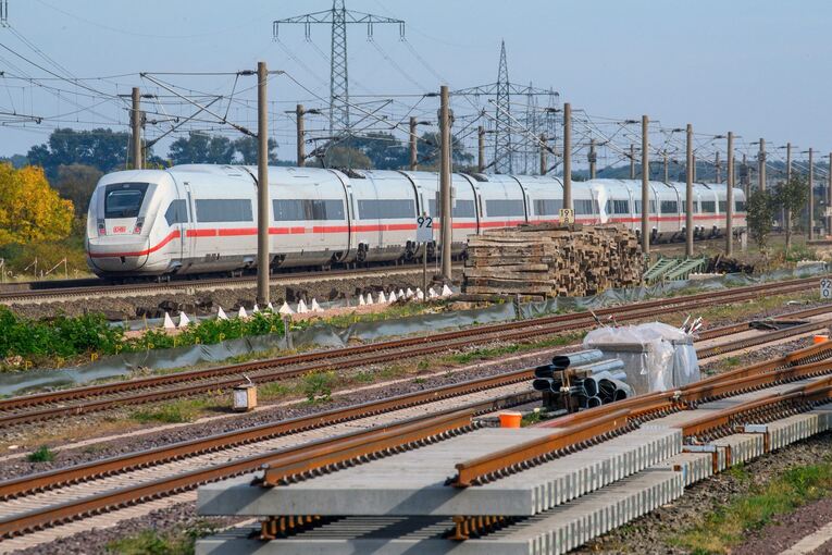 ICE rollt nahe des Bahnhofs Schönhausen an Gleisbauteilen vorbei ICE rollt nahe des Bahnhofs Schönhausen an Gleisbauteilen vorbei