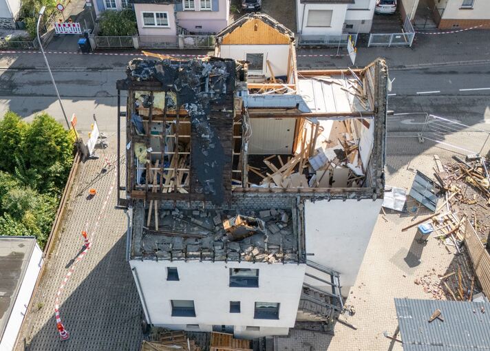 Zerstörungen an Häusern nach einem mutmaßlichen Tornado Zerstörungen an Häusern nach einem mutmaßlichen Tornado