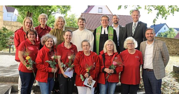 50 Jahre Ökumenische Sozialstation: Viele Mitarbeitende der Sozialstation waren der Einladung gefolgt und feierten das Jubiläum mit.