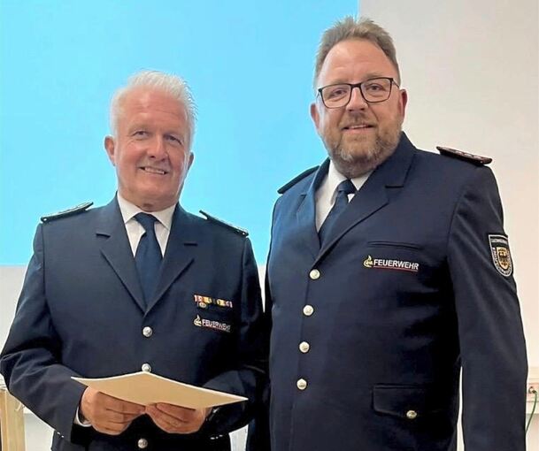 Ingo Schieck (rechts), stellvertretender Vorsitzender des Kreisfeuerwehrverbands, überreicht Hans-Peter Peifer die Auszeichnung.