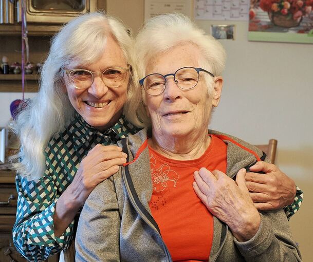 Ursula L. (links) hält ihrer Mutter Doris L. (rechts) bei ihrem Leben mit Demenz den Rücken frei.
