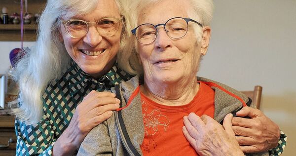 Ursula L. (links) hält ihrer Mutter Doris L. (rechts) bei ihrem Leben mit Demenz den Rücken frei. Ursula L. (links) hält ihrer Mutter Doris L. (rechts) bei ihrem Leben mit Demenz den Rücken frei.