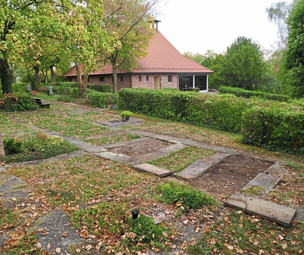 Immer mehr Gräber von Erdbestattungen werden geräumt, zurück bleiben unebene, wackelige Steinplatten und wilder Bewuchs.