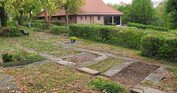 Immer mehr Gräber von Erdbestattungen werden geräumt, zurück bleiben unebene, wackelige Steinplatten und wilder Bewuchs.