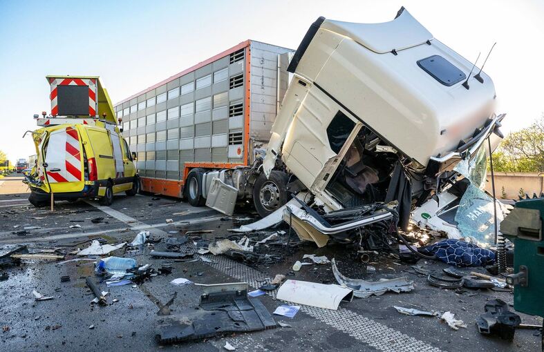 Verletzte nach mehreren Auffahrunfällen bei Bad Dürrenberg Verletzte nach mehreren Auffahrunfällen bei Bad Dürrenberg