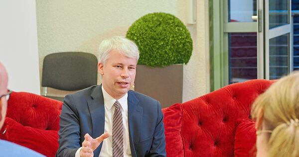 Auf der Newscouch der Ludwigsburger Kreiszeitung hat sich Verkehrsminister Steffen Bilger (Mitte) den Fragen von Stephan Wolf un Auf der Newscouch der Ludwigsburger Kreiszeitung hat sich Verkehrsminister Steffen Bilger (Mitte) den Fragen von Stephan Wolf und Ulrike Trampus gestellt.