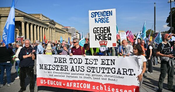 Friedensdemonstrationen gegen Aufrüstung und Krieg in Stuttgart Friedensdemonstrationen gegen Aufrüstung und Krieg in Stuttgart
