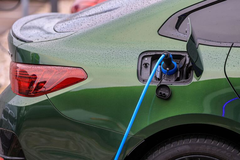 Elektroauto lädt an Ladesäule