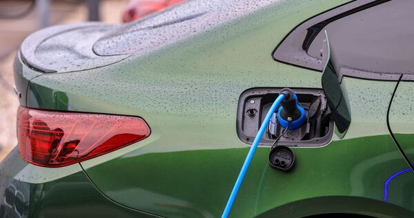Elektroauto lädt an Ladesäule