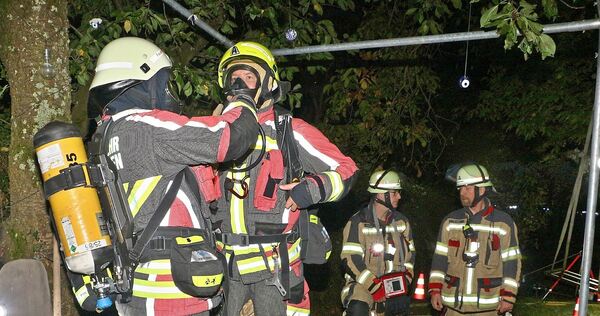 Die Feuerwehr legt Atemschutz an.