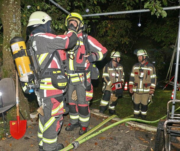 Die Feuerwehr legt Atemschutz an. Die Feuerwehr legt Atemschutz an.