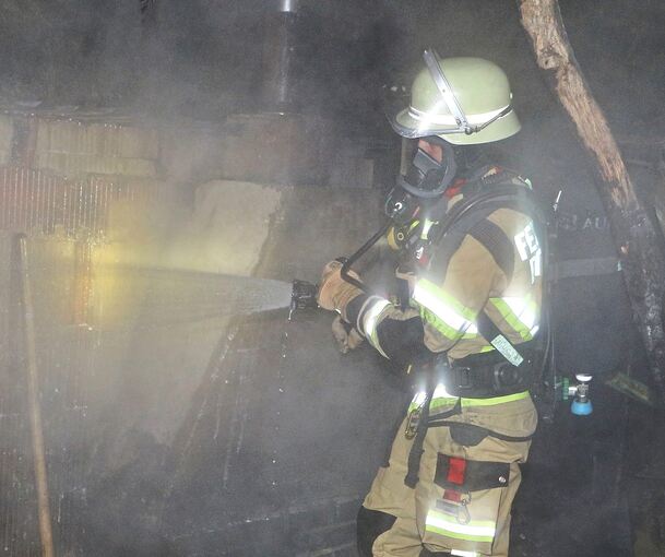Als die Feuerwehr eintraf, standen die Gartenhäuser bereits im Vollbrand. Als die Feuerwehr eintraf, standen die Gartenhäuser bereits im Vollbrand.