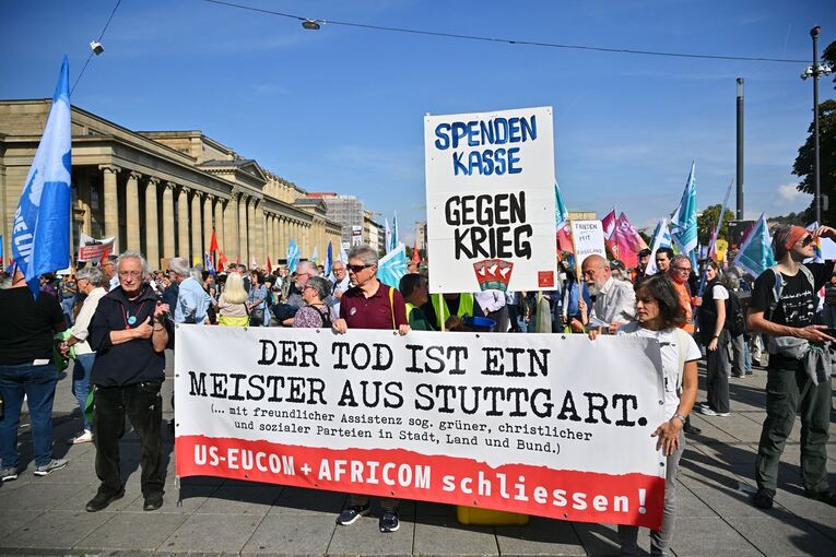 Friedensdemonstrationen gegen Aufrüstung und Krieg in Stuttgart Friedensdemonstrationen gegen Aufrüstung und Krieg in Stuttgart