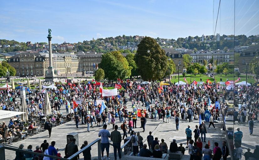 Friedensdemonstrationen gegen Aufrüstung und Krieg in Stuttgart Friedensdemonstrationen gegen Aufrüstung und Krieg in Stuttgart