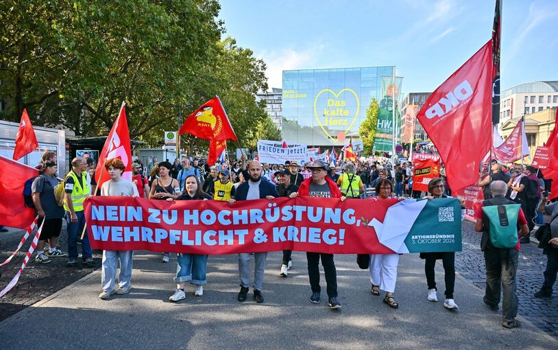 Friedensdemonstrationen gegen Aufrüstung und Krieg in Stuttgart Friedensdemonstrationen gegen Aufrüstung und Krieg in Stuttgart