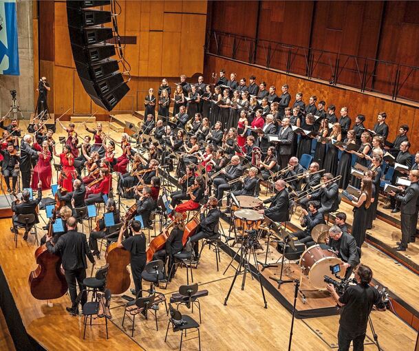 Reiche Polyphonie: Das Stuttgarter Kammerorchester mit dem figure humaine Kammerchor in der Liederhalle.