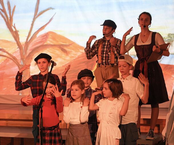 Die Kinder und Jugendlichen zeigen ihr musikalisches und schauspielerisches Können.