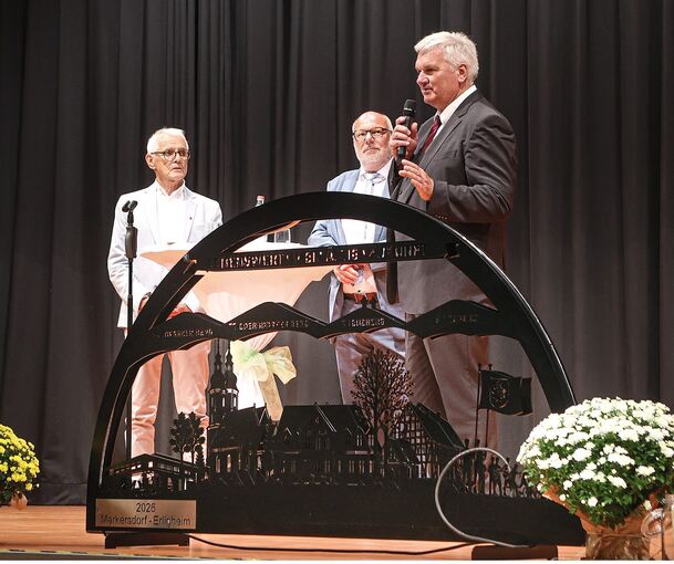 Der frühere Markersdorfer Bürgermeister Thomas Knack (rechts) wird mit der silbernen Erligheimer Bürgermedaille ausgezeichnet. Mit ihm auf der Bühne: Bürgermeister Rainer Schäuffele (Mitte) und sein Amtsvorgänger Albert Leibold.